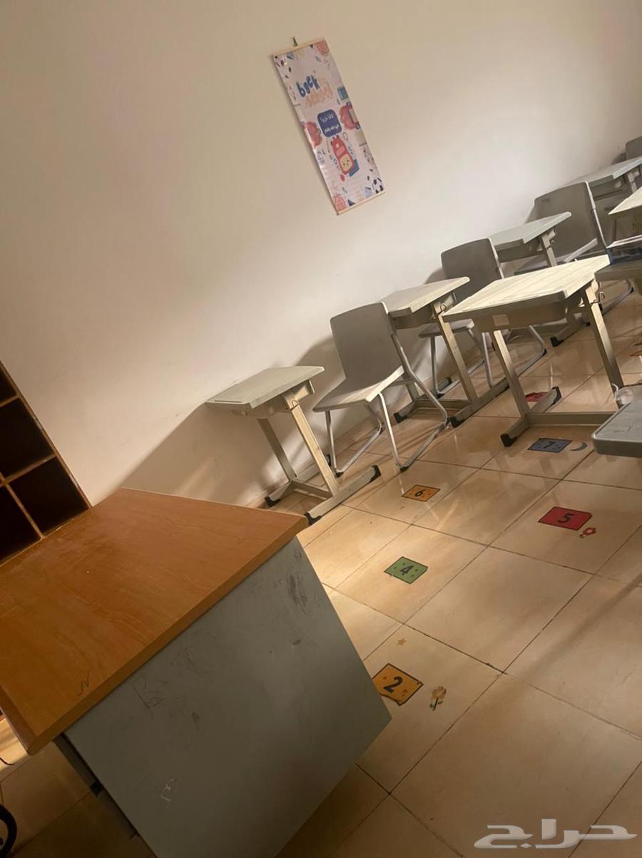كرسي مع طاوله للمدارس 30 كرسي وطاول للبيع نضيفه بدون كسور64624340024835111