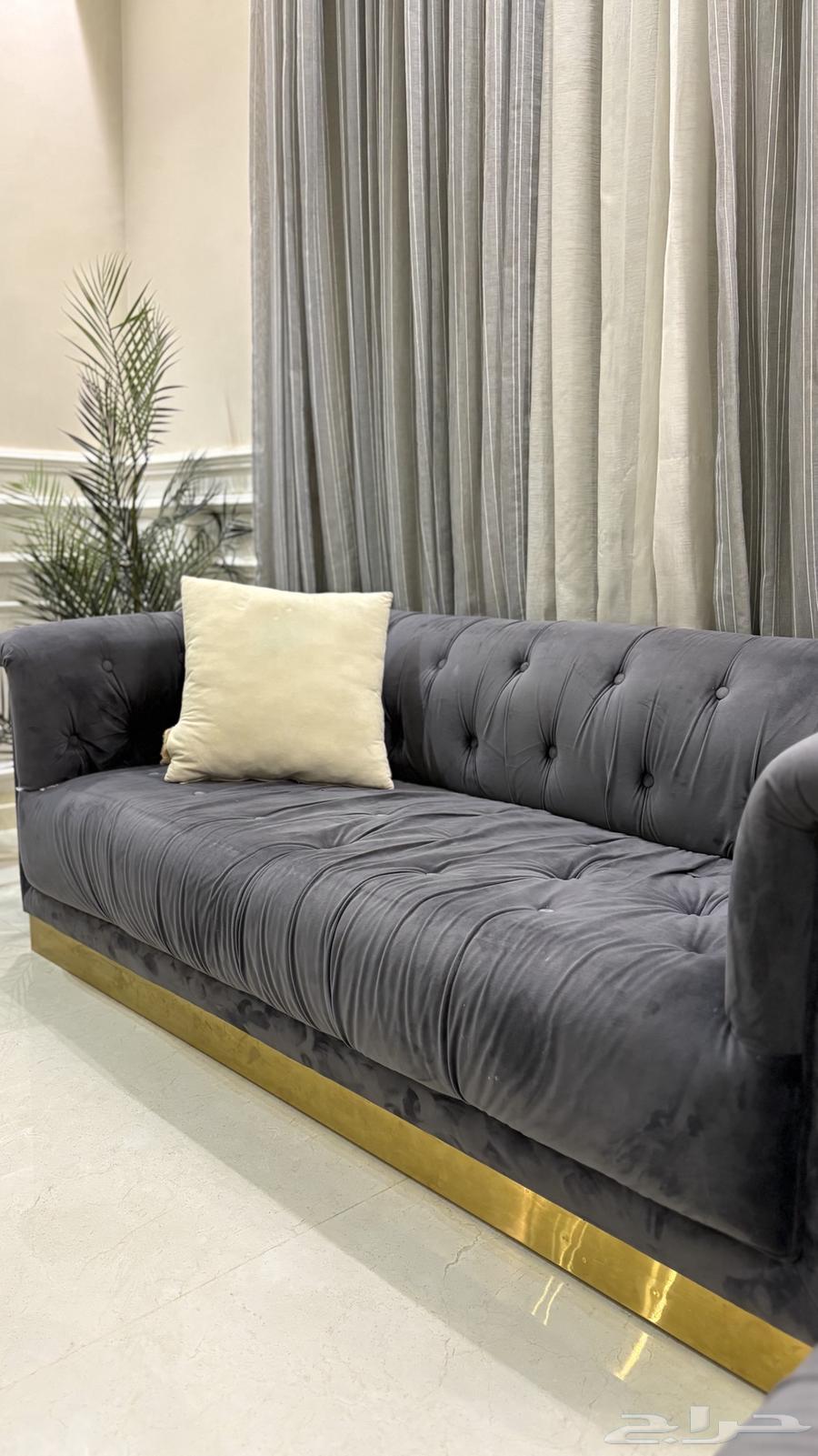 للبيع كنبات وستائر وطاولات ومخدات نظيفه وجديده64635653410178114