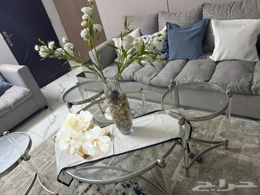 The guest table has been rarely used; reason for sale is changing the table64440670217986111