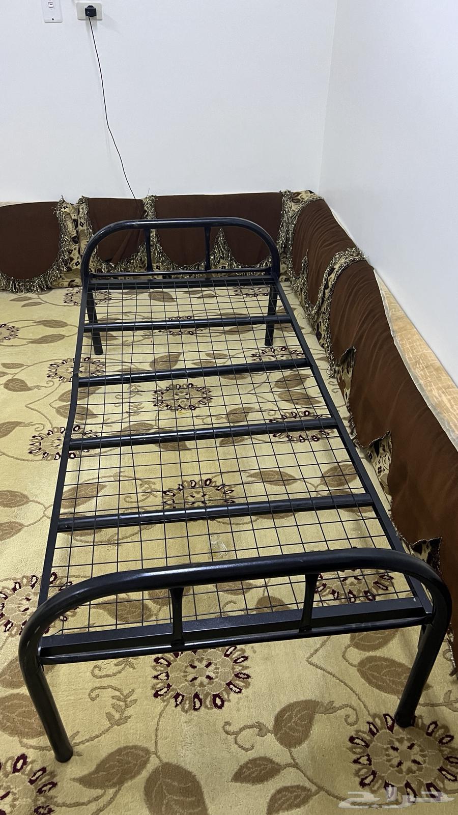 سرير مع طراحه للبيع64611904870275113