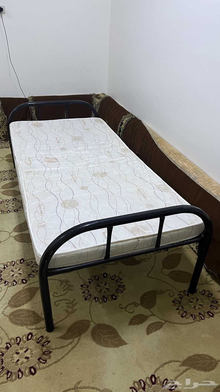 سرير مع طراحه للبيع64611904870275111