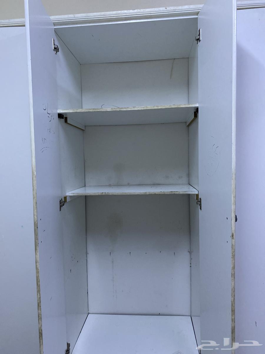 دولاب في حالة جيدة والابواب جميعها موجودة للبيع64639592491906111