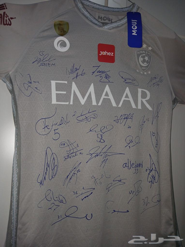 تشيرت موقع من نادي الهلال وفيه توقيع اللعيبه كلهم مقاس M63294617161730112