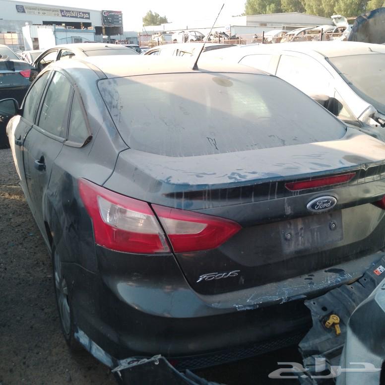 Dismantling cars in Al-Hamdaniah, Jeddah, for selling American car parts63521132315009113