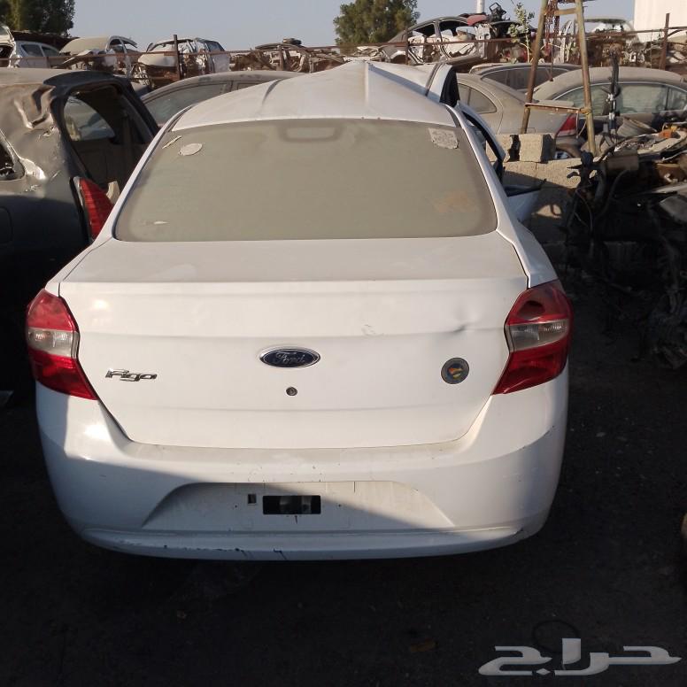 Dismantling cars in Al-Hamdaniah, Jeddah, for selling American car parts63521132315009114
