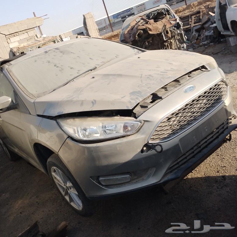 Dismantling cars in Al-Hamdaniah, Jeddah, for selling American car parts63521132315009112