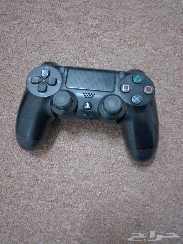 Brand new PlayStation 4 with its accessories63616319959553114