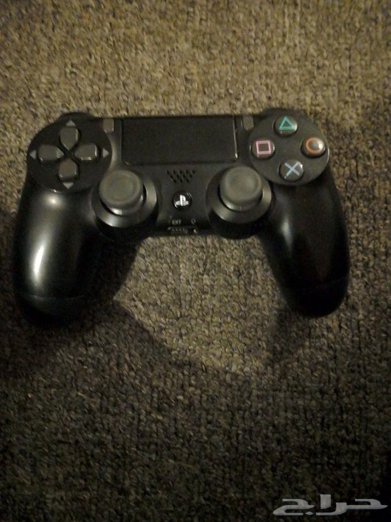 Brand new PlayStation 4 with its accessories63616319959553112