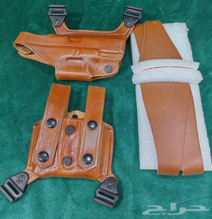 Soldier with a belt holster and a Glock similar to the American one63278992781443112