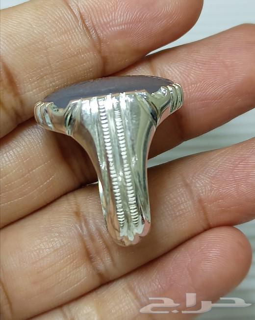 A carved glass agate ring63275580770946113