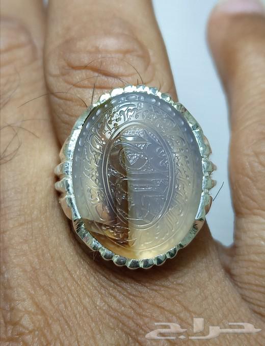 A carved glass agate ring63275580770946111