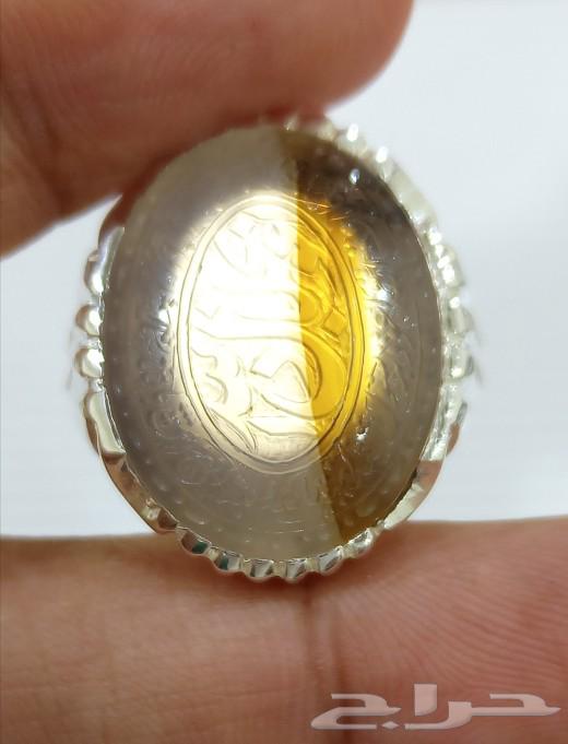 A carved glass agate ring63275580770946112