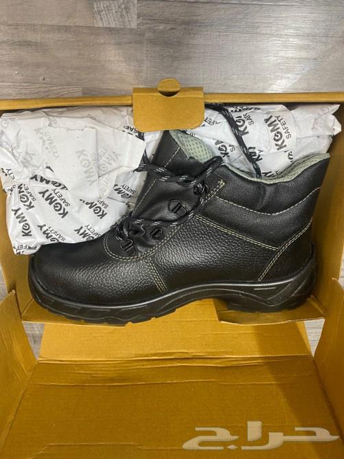 A safety jacket for cold protection and safety shoes, all new and cheap63273807620865114