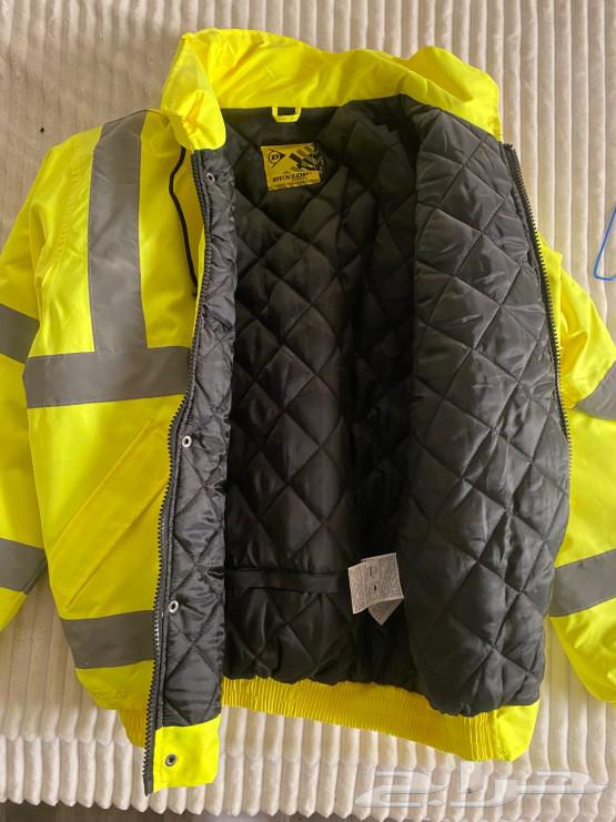 A safety jacket for cold protection and safety shoes, all new and cheap632738076208651123