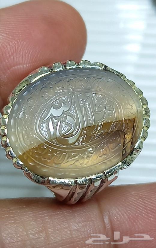 A carved glass agate ring63275580770946114