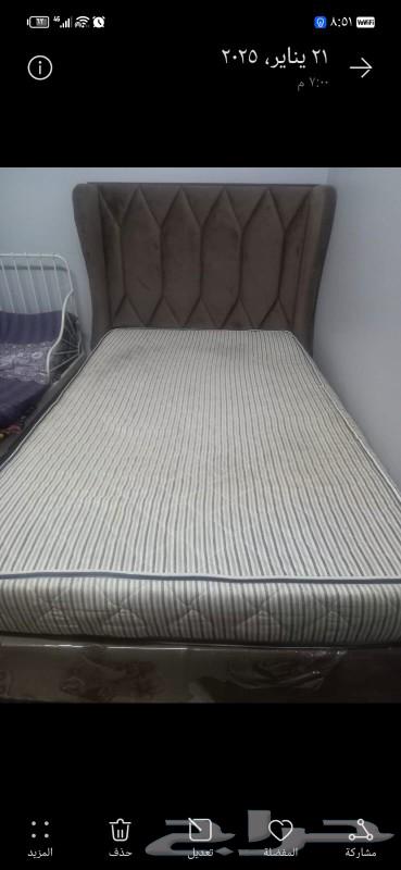 Bed 200, mattress 350, large closet 350, small closet 200, air conditioner 35063263778569473112