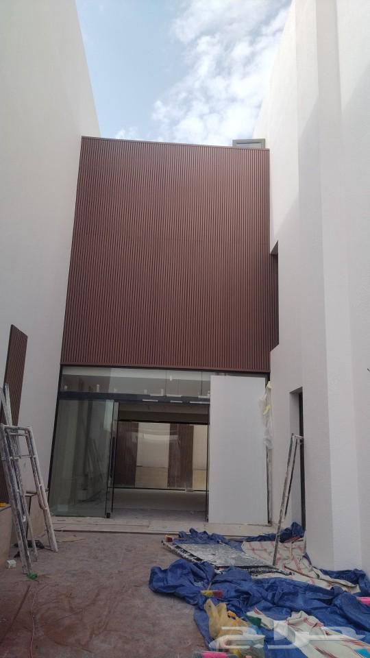 External wooden carvings are an alternative to wood for exterior cladding.63007383217154111