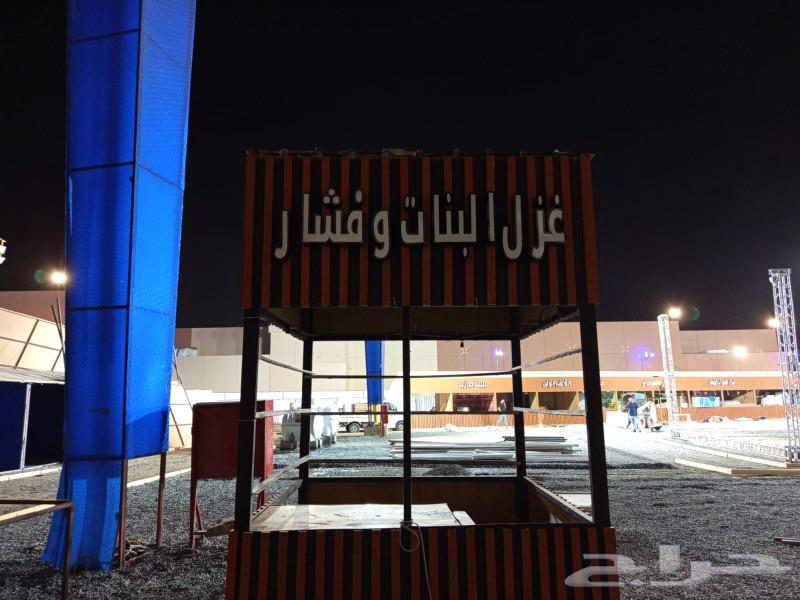 Installation of commercial store panels with illuminated raised letters63007341734403111
