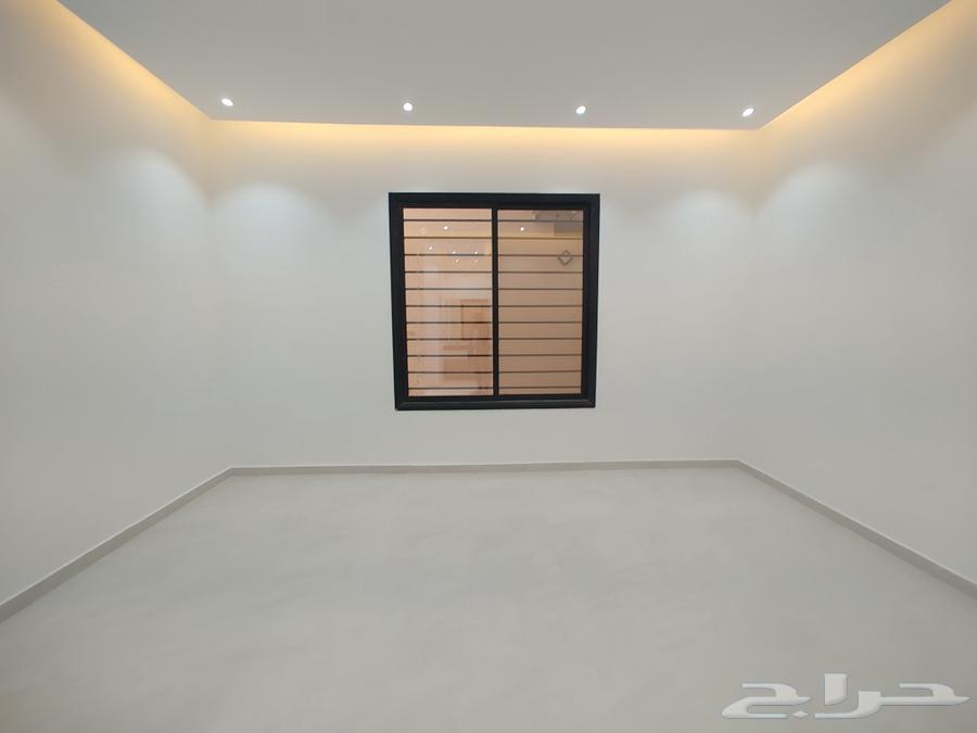 For sale: a ground floor with a car entrance, modern finish, area 300 m², price 780 thousand.63007449495041113