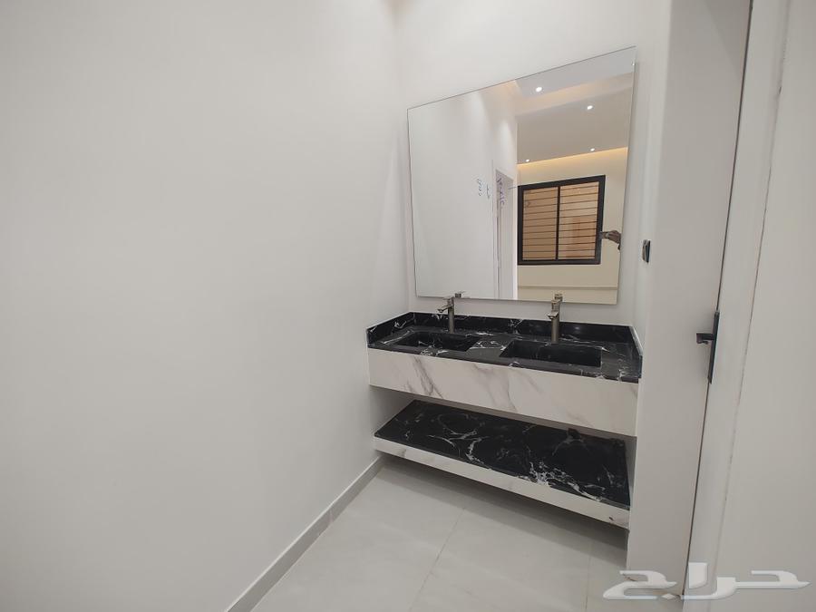 For sale: a ground floor with a car entrance, modern finish, area 300 m², price 780 thousand.63007449495041114