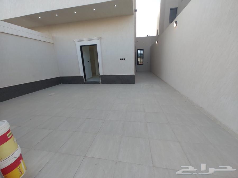 For sale: a ground floor with a car entrance, modern finish, area 300 m², price 780 thousand.63007449495041112