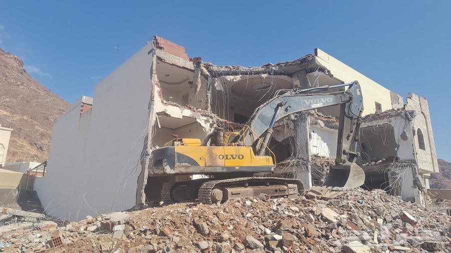 Building demolition contractor and large 460 size excavator for rent in the city63007576792707112