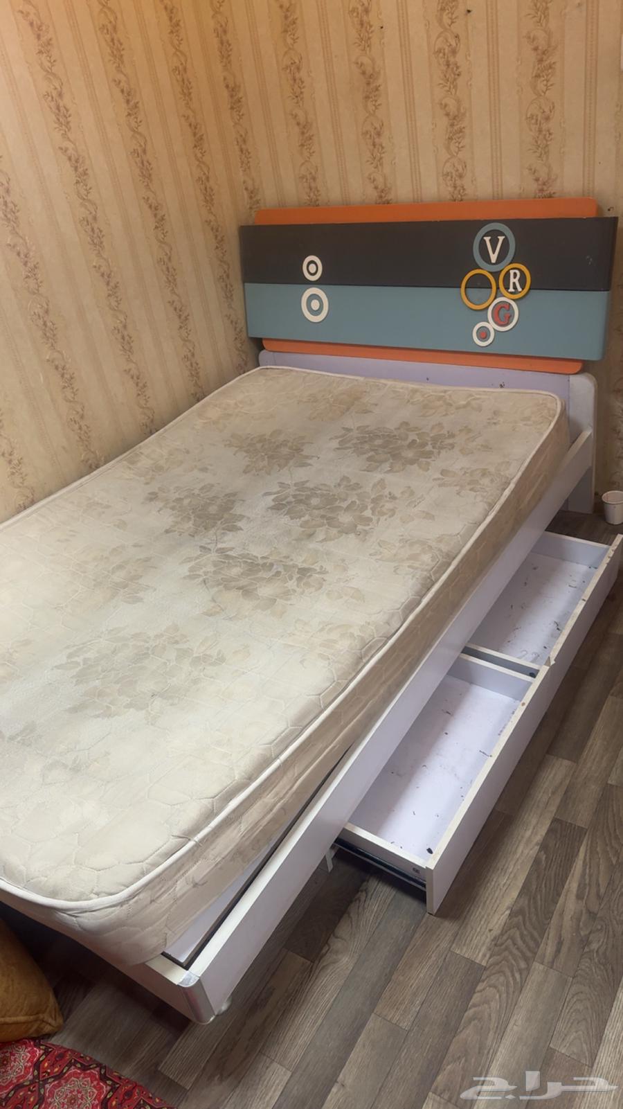 اثاث متنوع للبيع الرياض حي الروضه64608090840323111