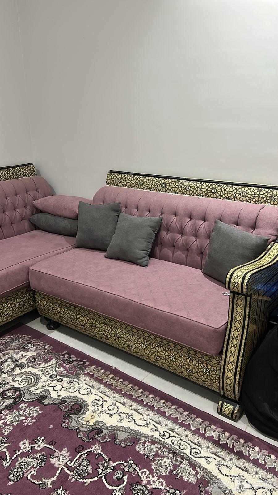 كنب مغربي مع السجاد وبرواز الستارة64660126340355113