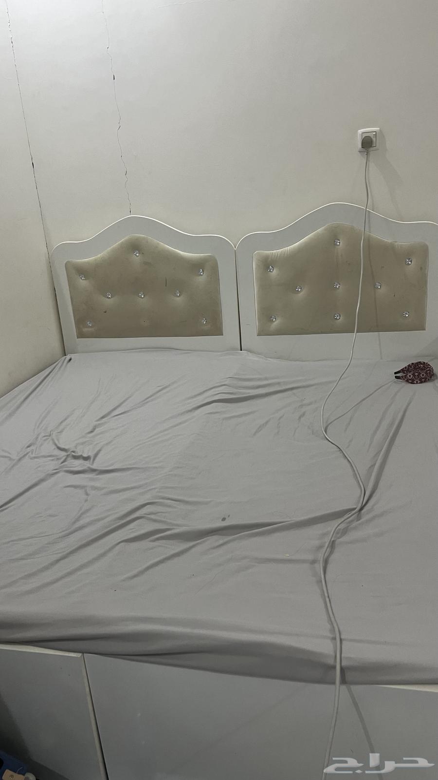 للبيع اثاث سرير ثنين وتسريحة64668691426433110