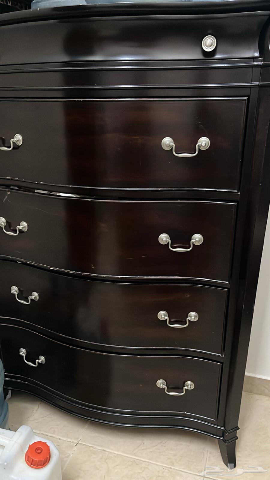 غرفة نوم كلاسيك بني محروق مع السرير64672756058626110