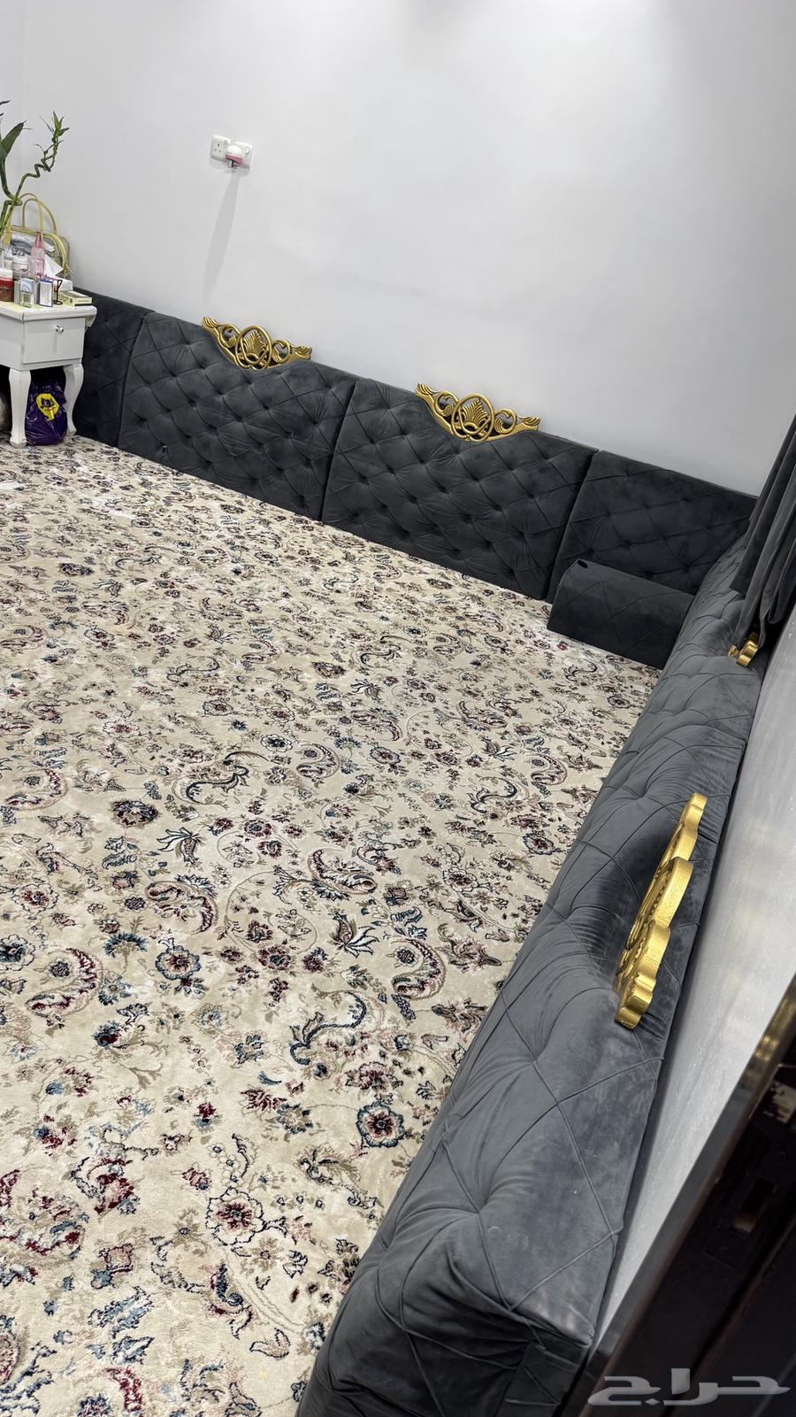 Selling a new sofa64672266694787110