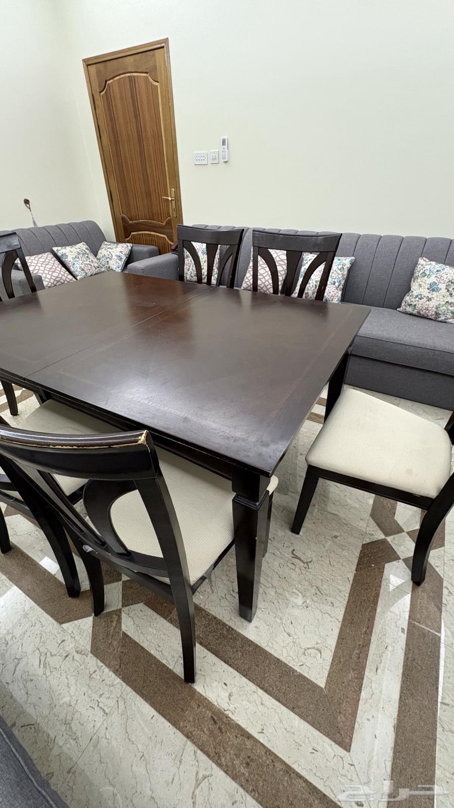 Dining Table64670960376322112