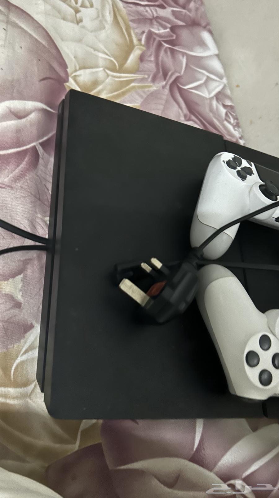 سوني 4جديد مافيه شي ولا عطل وتجي معاه يدين بالون الابيض64669759605889110