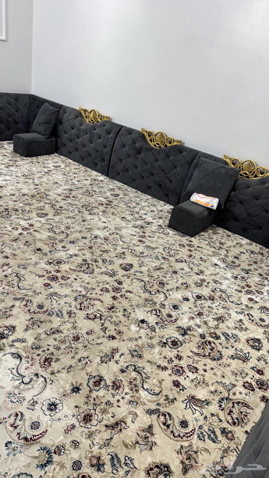 Selling a new sofa64672266694787112