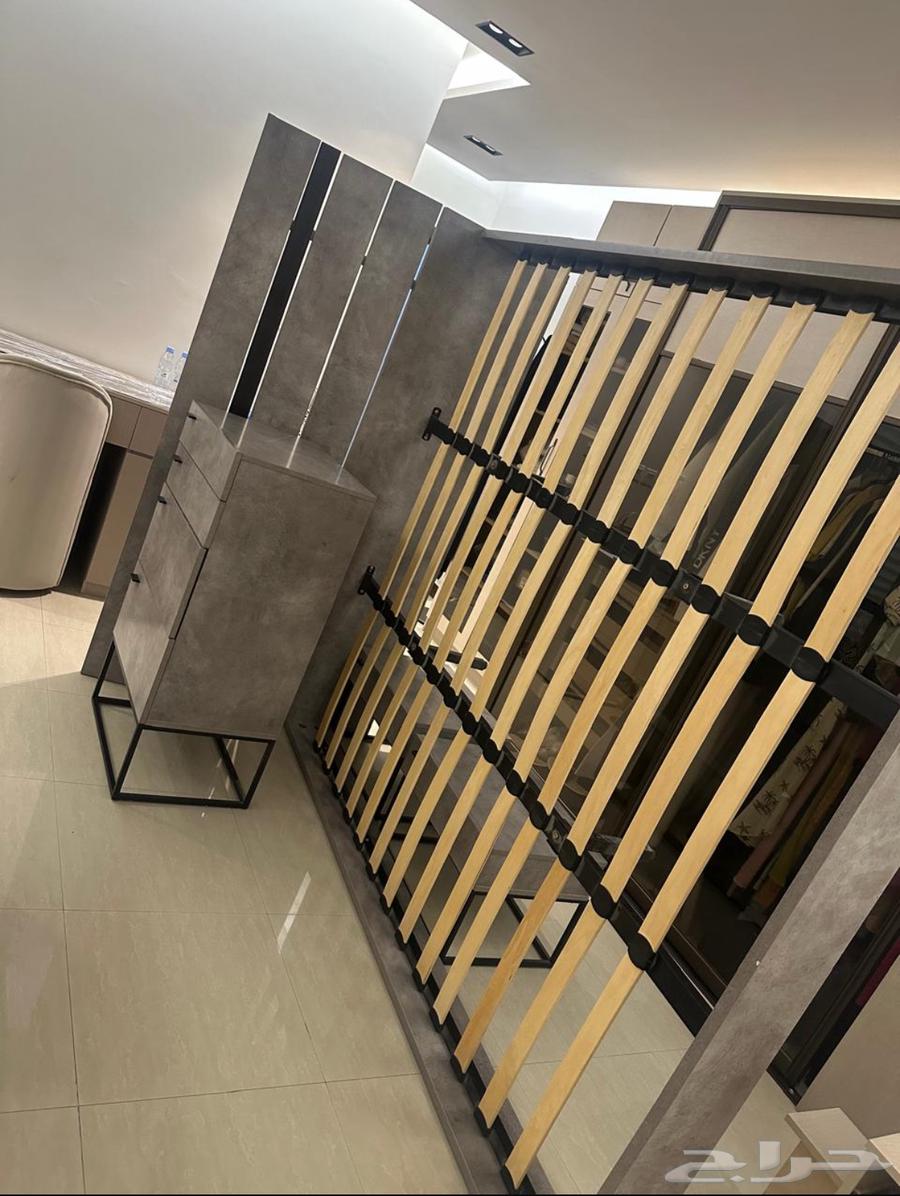 غرفة نوم بحالة ممتازة من مفروشات العمر64671811877123111