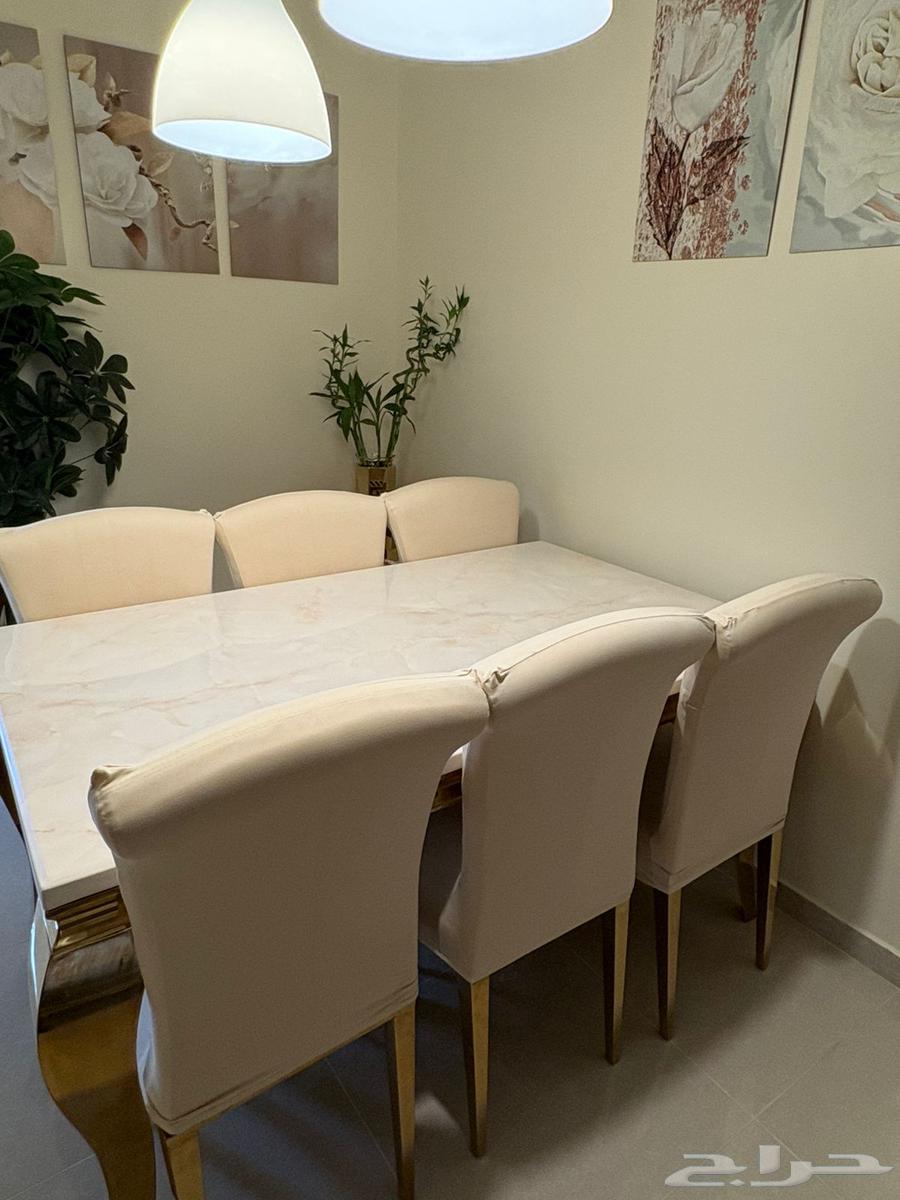 Distinctive Dining Table64676033302403110