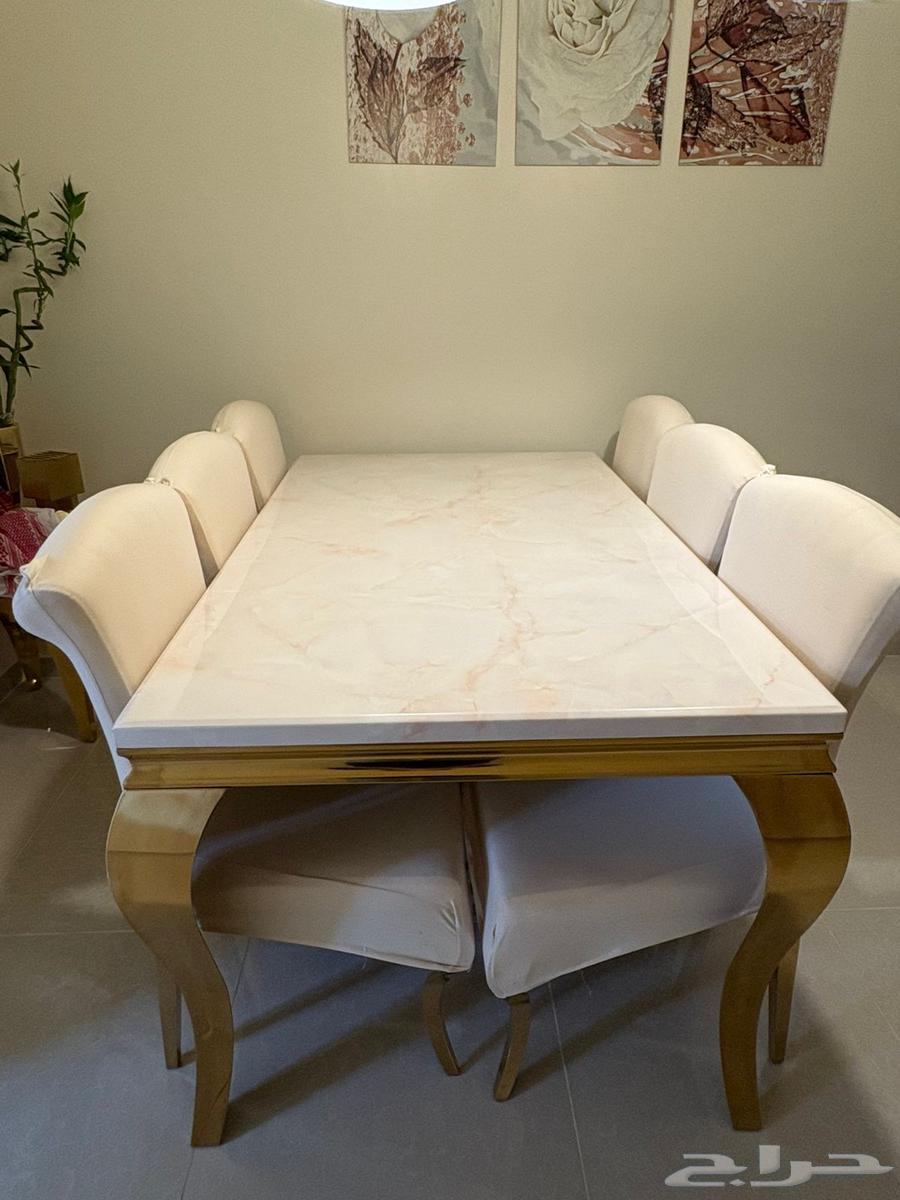 Distinctive Dining Table64676033302403113