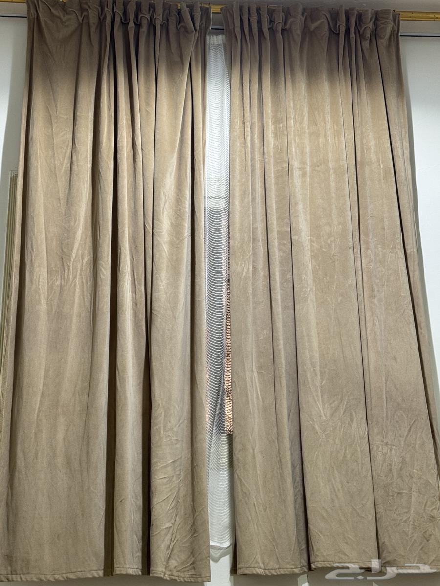 A clean and semi-new living room session with tables and rugs64673190242433111