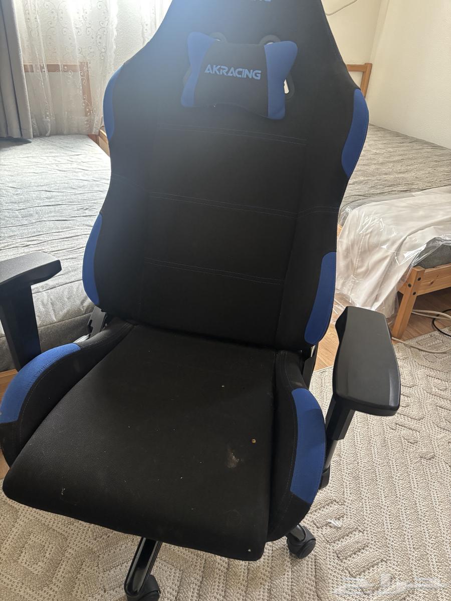 Table, chairs, and two curtains with their iron frames64653488799875112