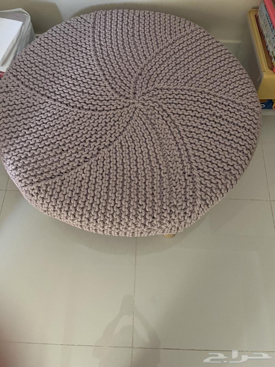 كرسي لونه بنفسجي على رمادي64669833983745112