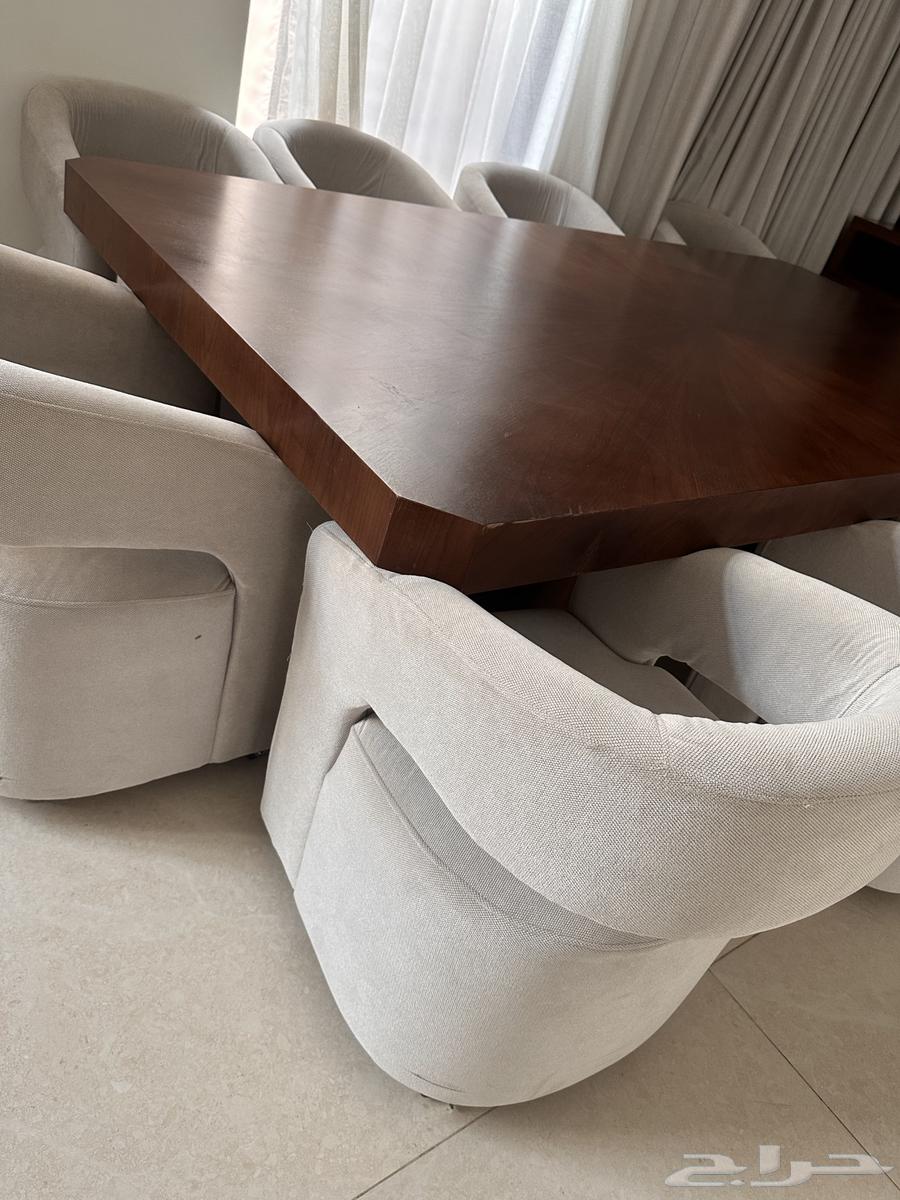 Semi-new dining table64668940311425110