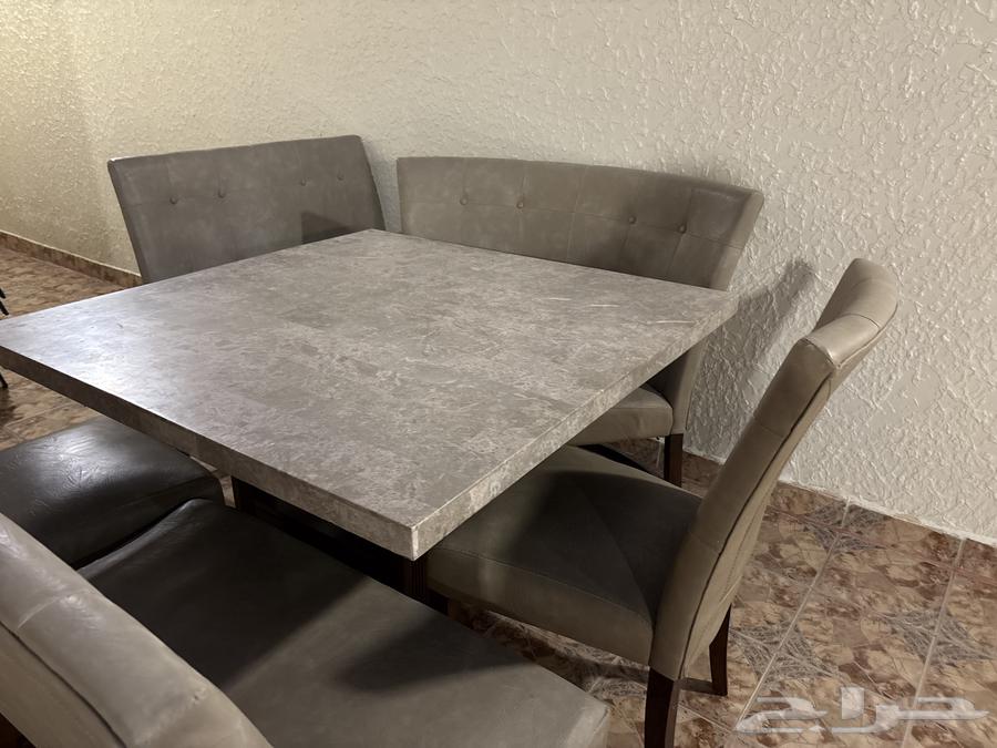 للبيع طاولة طعام وبرادة وطاولة64489806986627114