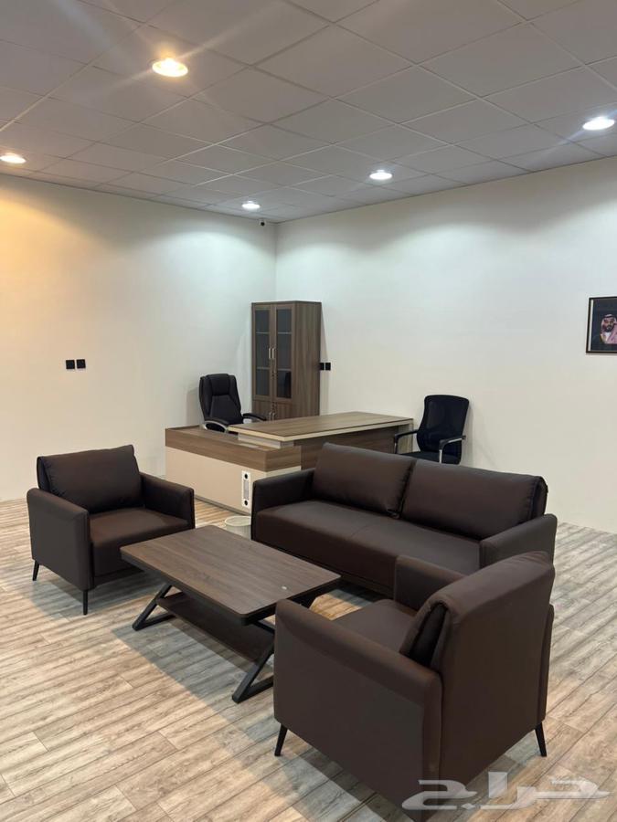 اثاث مكتب شبه جديد والمحل مدفوع ايجاره64676389381891110