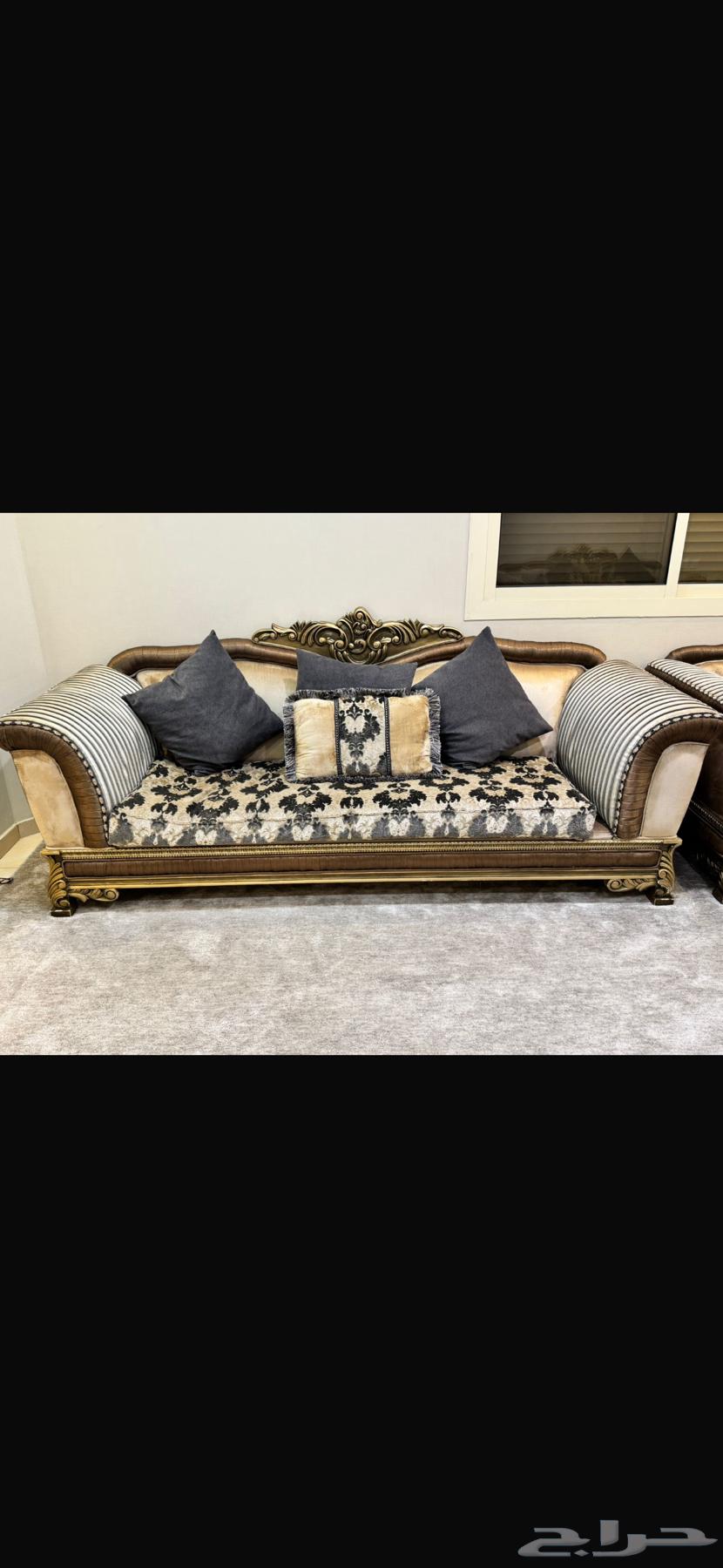 Classic sofa accommodating 13–15 people; in excellent condition64671035626754110