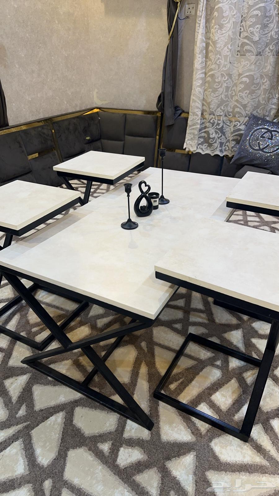 طاولة مع 4 خدمات جديده لها 8 شهور عندي مع زيناتها64682655321729111