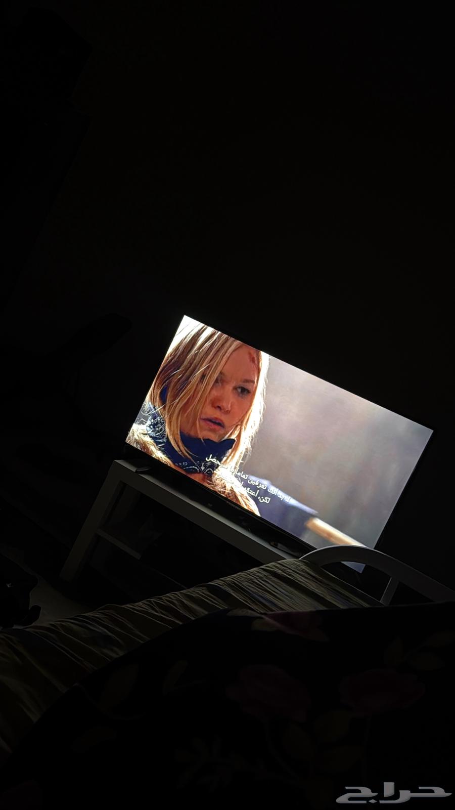 شاشة nikai smart 42 بوصة و طاولة خشبية64679747945729111