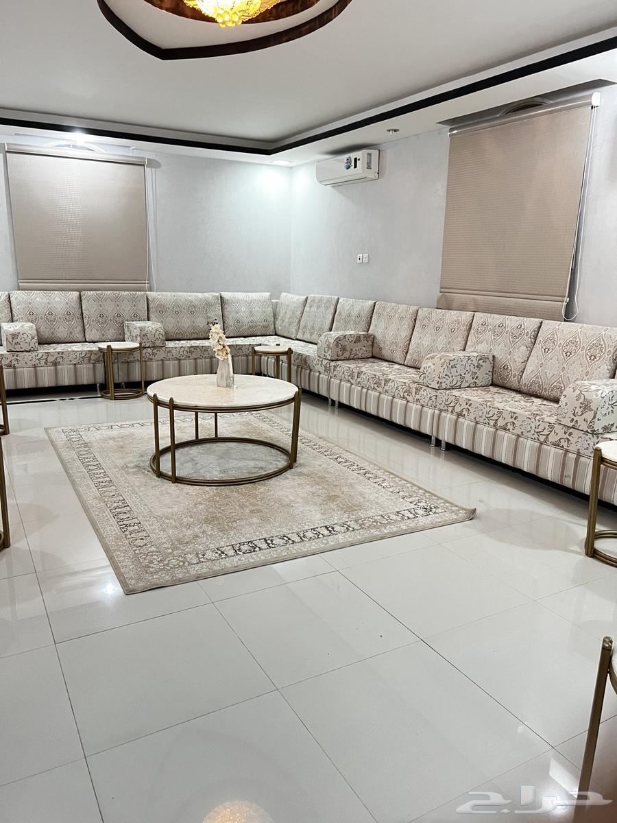 كنب 8ب5 وطاوله كبيره و7 طاولات خدمه64678137260803111