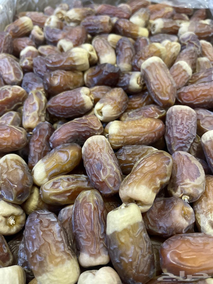 تمر صقعي فاخر كرتونين للبيع الوزن امثر من 20كيلو كرتون موز64687752662274112