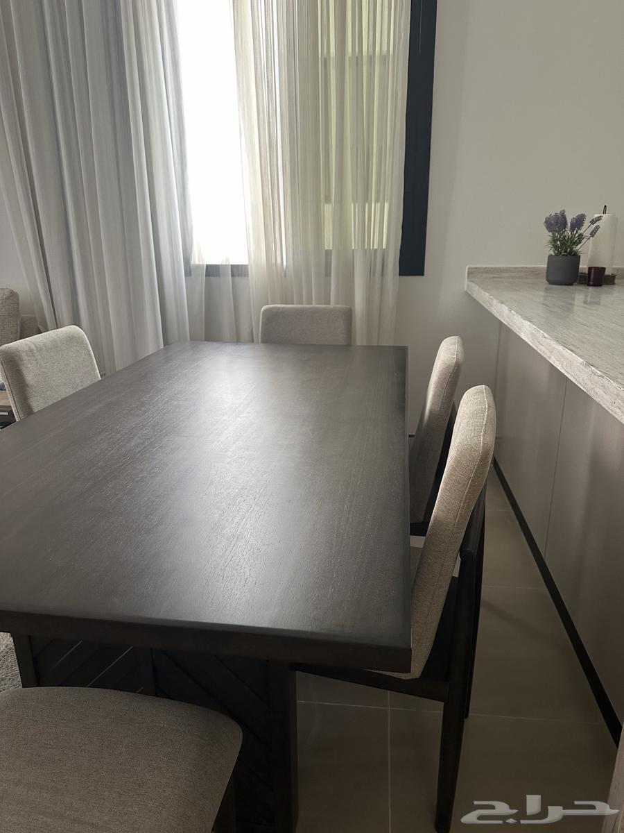 طاولة طعام انيقة لون خشبي غامق64681830863617112