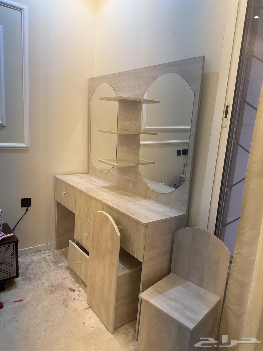 تسريحه مع 2 كرسي للبيع ماصار لها سنه عندي64681238192130110